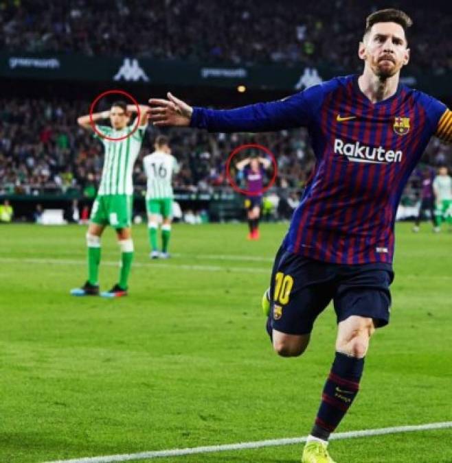 Tras el golazo de vaselina de Messi, en esta imagen se ve al fondo al defensor Bartra del Betis y Rakitic del Barcelona llevándose las manos a la cabeza ya que no podían creer lo que había hecho el argentino.