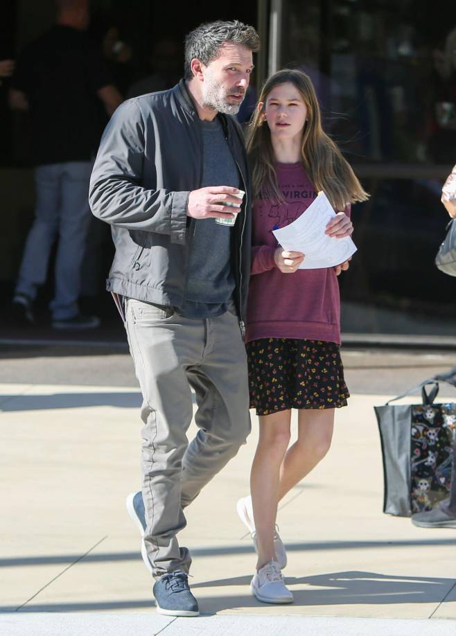 “Violet se quedó en casa porque es extremadamente leal a su madre”, dijo una fuente a Page Six. Según la publicación, el actor le informó a última hora a su exesposa sobre la ceremonia.