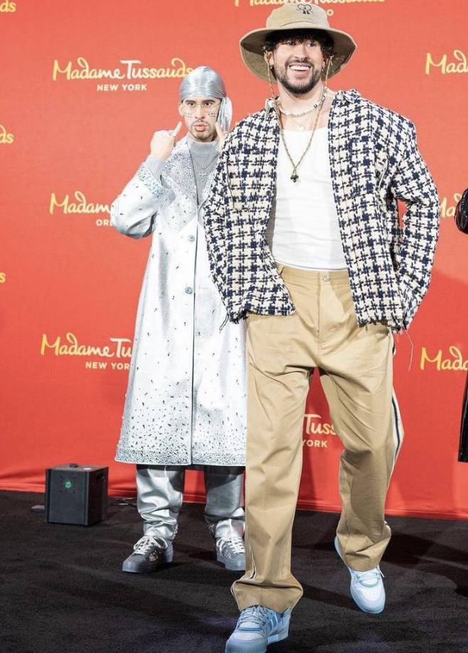 Este año cuando develaron las dos estatuas de cera de Bad Bunny en el museo Madame Tussauds de Nueva York, el cantante asistió vestido con este conjunto de tonos neutros, pantalón caqui y camiseta blanca, resaltando la chaqueta con estampado pata de gallo. Fiel a sus sneakers, calzado perfecto para ir a un concierto, es una combinación también muy acertada para disfutar su show en SPS.