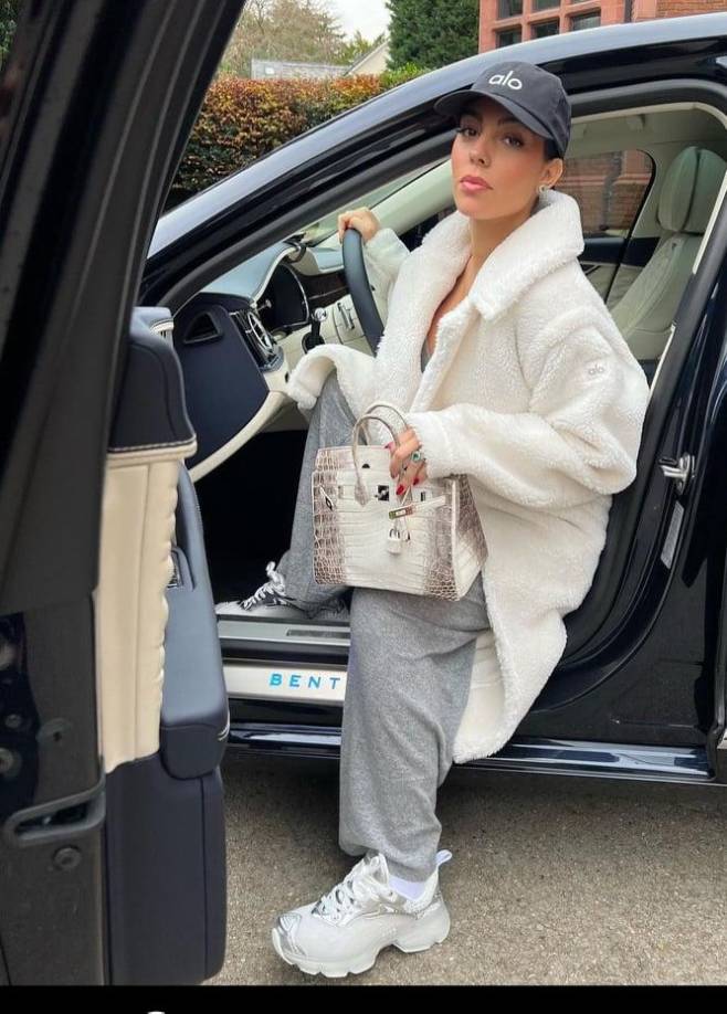 Georgina Rodríguez asegura que, para ella, la fortuna que ha acumulado a lo largo de estos años de éxito no es lo más importante: “Ser rico no es sólo tener dinero ni acumular millones en un banco. Hay gente que tiene mucho en el banco y muy poco en su vida”, indicó. 