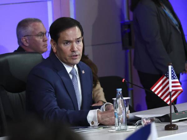 El secretario de Estado estadounidense,<b> Marco Rubio</b>, afirmó este jueves que Irán “suplica todos los días” a Washington “alcanzar un acuerdo” en el marco de la guerra, en declaraciones a la prensa durante la reunión de cancilleres de la <b>Asociación de Naciones del Sudeste Asiático </b>(ASEAN) celebrada esta semana en Manila. EFE/EPA/ELOISA LOPEZ / POOL