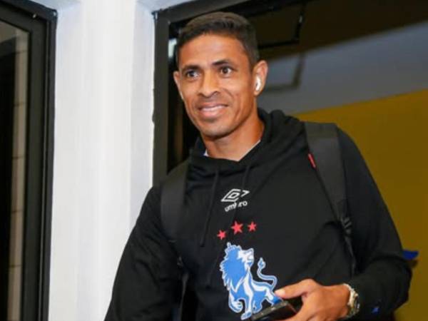 Juan Pablo Montes no pudo consolidarse en el Olimpia y fue dado de baja ya que no entra en los planes del técnico Eduardo Espinel.