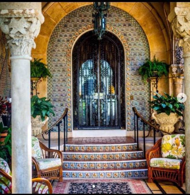 El exterior fue diseñado en estilo español-mediterráneo con el propósito de mantener el estilo exterior de la propiedad; mientras que el interior tiene un acabado de oro y cristal de estilo Luis XIV