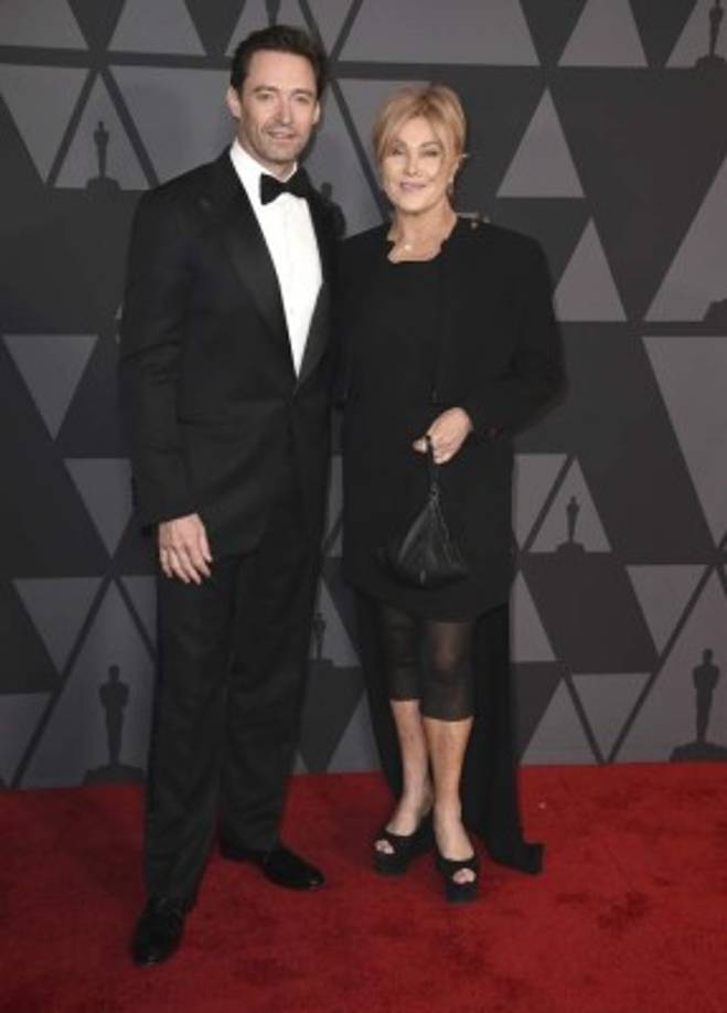 - Deborra-Lee Furness y Hugh Jackman -<br/><br/>La pareja australiana se conoció durante el rodaje de la serie de televisión 'Correlli', ella 13 años mayor que él. Actualmente son una de las parejas más solidas, están juntos desde que se casaron en 1996.<br/>