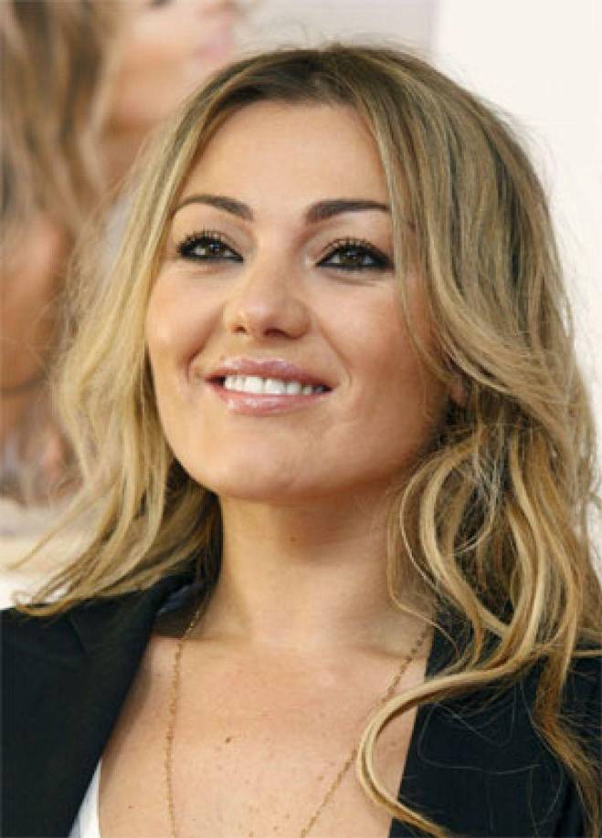 “Sólo hay algo que no cambia, vosotros, el tiempo y todo este amor. Voy a volver, lo daré todo como siempre.No cambio la cifra de mi vida por nada.Sed felices, disfrutad de los vuestros, de lo importante, de lo que merece la pena”, expresó la intérprete de “Rosas”.