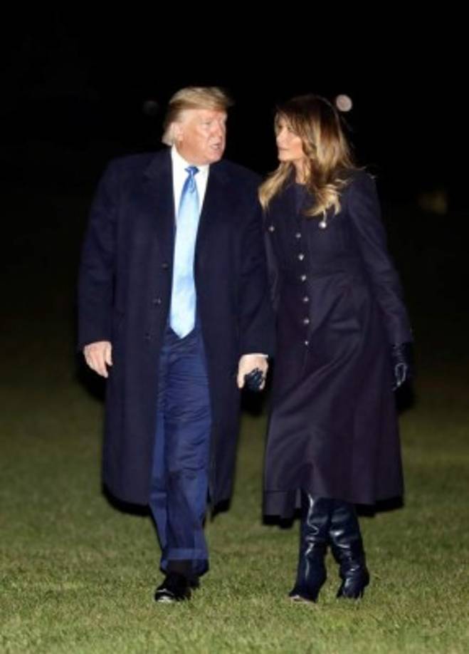 Melania presentará su decoración navideña de la Casa Blanca la próxima semana. El año pasado, la primera dama causó polémica en redes sociales con el tema 'Tesoros estadounidenses'. Sus árboles rojos fueron objeto de memes y burlas en Twitter.