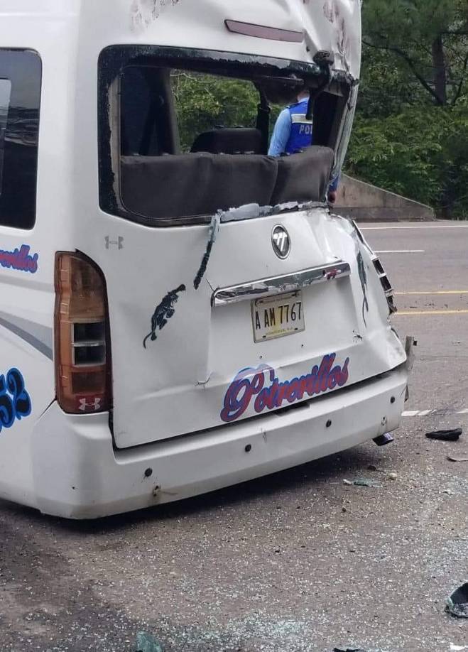 Brutal choque entre microbús y camión termina en tragedia en la CA-5 (Fotos)