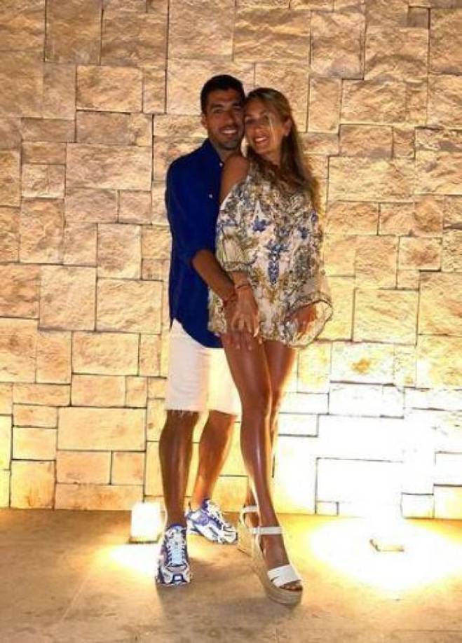 Luis Suárez: El atacante uruguayo junto a su esposa. 