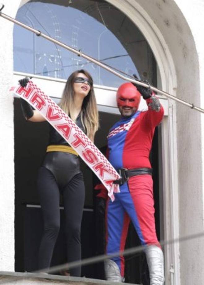 Esta hermosa chica robó suspiros con su disfraz en el recibimiento a Croacia.