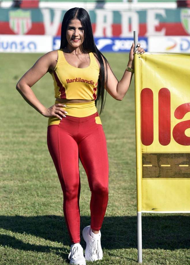 Guapas edecanes también robaron miradas en el estadio Yankel Rosenthal.