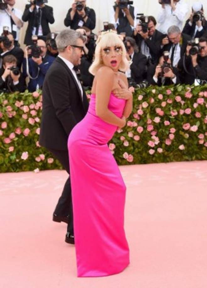 Gaga hizo de toda su caminata por la alfombra un auténtico show.