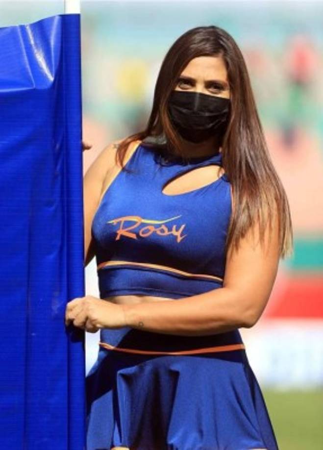 Su guapa compañera también deslumbró en la grama del Yankel.