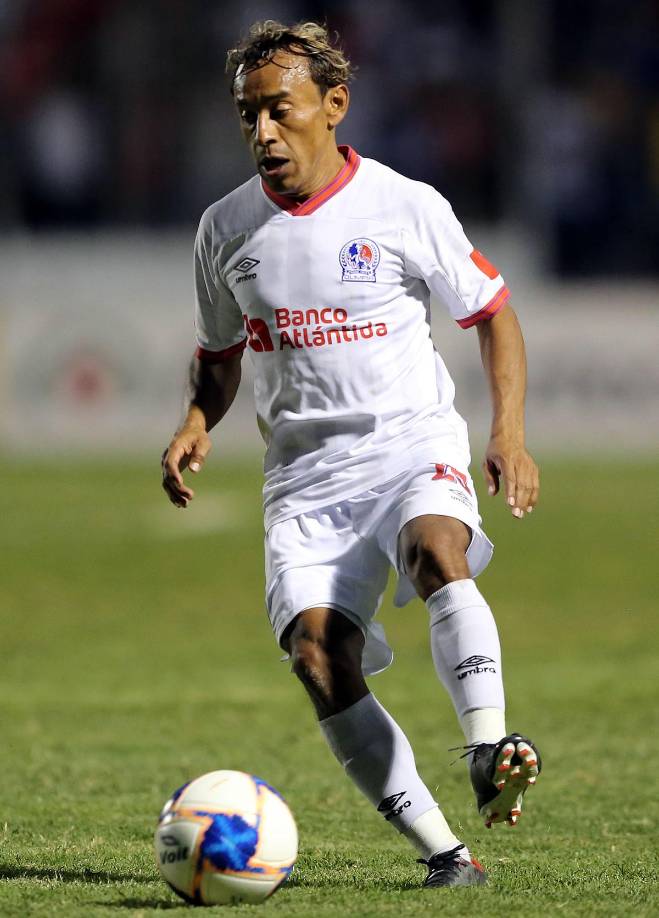 Javier Portillo - A sus 40 años es el titular indiscutible para Troglio en el lateral izquierdo. 