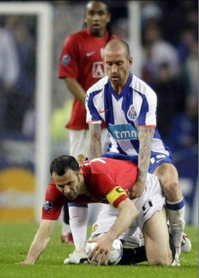 Raúl Meireles quería que Ryan Giggs se levantara pronto para seguir el juego. El Porto estaba apurado por continuar el partido y revertir un resultado adverso. Eso hizo que el portugués agarrara al galés de esta forma para levantarlo por la fuerza.