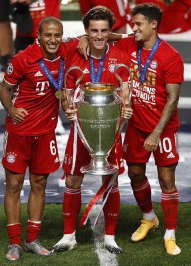Thiago Alcántara, Álvaro Odriozola y Philippe Coutinho posando con la copa.