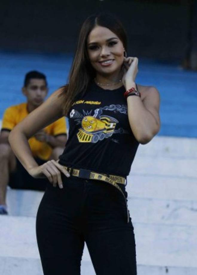 La guapa ex Miss Honduras Universo 2016, Sirey Moran, llegó al estadio Morazán para disfrutar del clásico moderno.