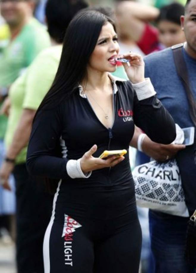 Una hermosa edecán en el estadio Yankel Rosenthal durante el partido Marathón-Real España.