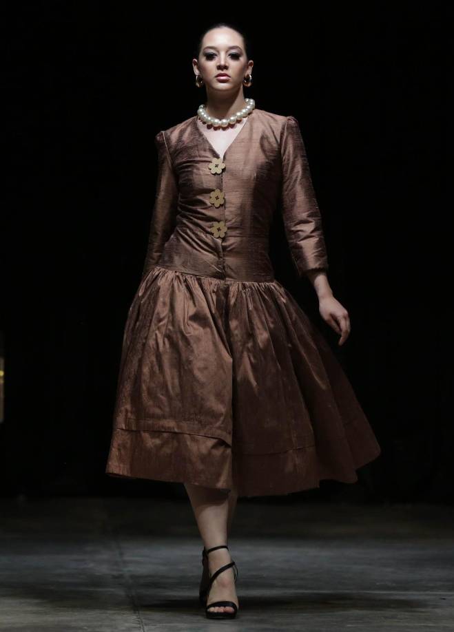 El brocado y la seda cruda, junto con las formas limpias y atemporales, se rindieron hacia un enfoque absoluto de comodidad.