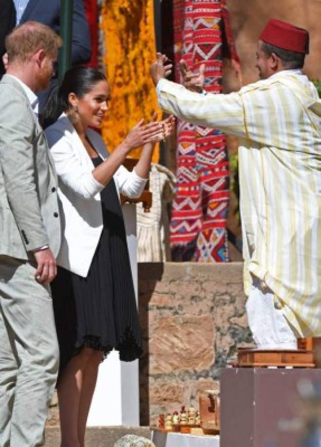 Dentro del jardín de la fortaleza se organizó una pequeña demostración de las diferentes disciplinas de la artesanía marroquí, distribuidas en puestos a imitación de los barrios que los distintos oficios ocupan todavía en las medinas y los zocos de Rabat, Marrakech y Fez.<br/><br/>Meghan y Harry pasearon de un puesto a otro mientras escuchaban las explicaciones de los artesanos sobre su trabajo de tradición centenaria y que los singulariza dentro del mundo árabe.