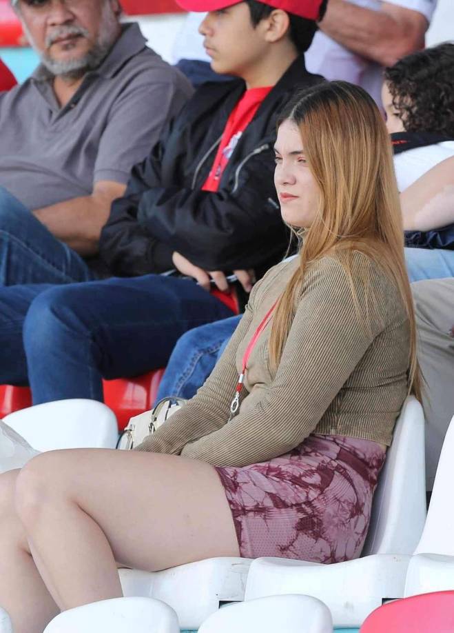 Una guapa aficionada que no se perdió el Clásico entre Olimpia y Marathón en el Nacional.