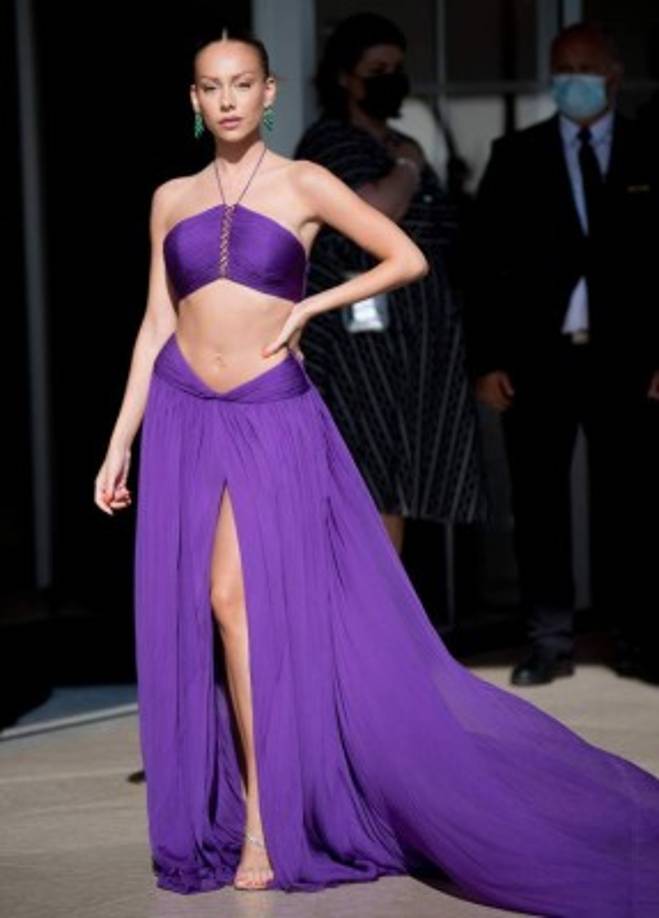 No pasó desapercibida la actriz española Ester Expósito, que acudió a la cita luciendo abdomen con un diseño púrpura, firmado por Etro, e impresionantes pendientes de Bulgari.