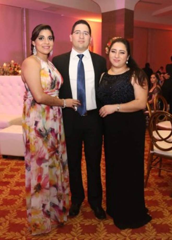 Everly y José Vallejo con Julissa Abreu.
