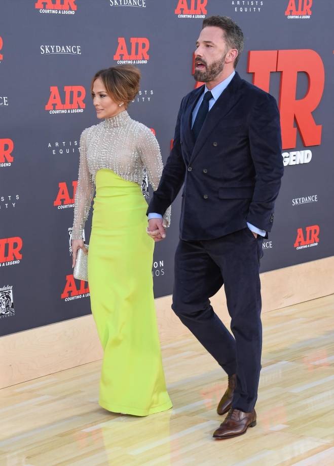 De acuerdo con fuentes cercanas a Jennifer López, ella se casó de esperar a Ben, pues todavía tenía la esperanza de salvar su matrimonio, sin embargo, el actor nunca le dio señales de querer seguir adelante con su relación. 