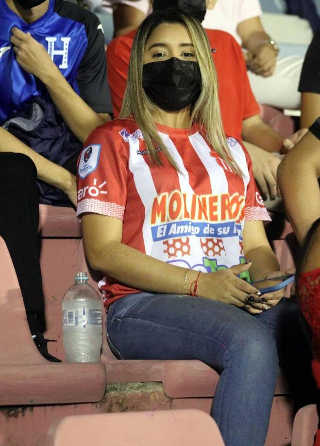 En el estadio Municipal Ceibeño llegaron bellas aficionadas a apoyar al Vida ante el Olimpia.