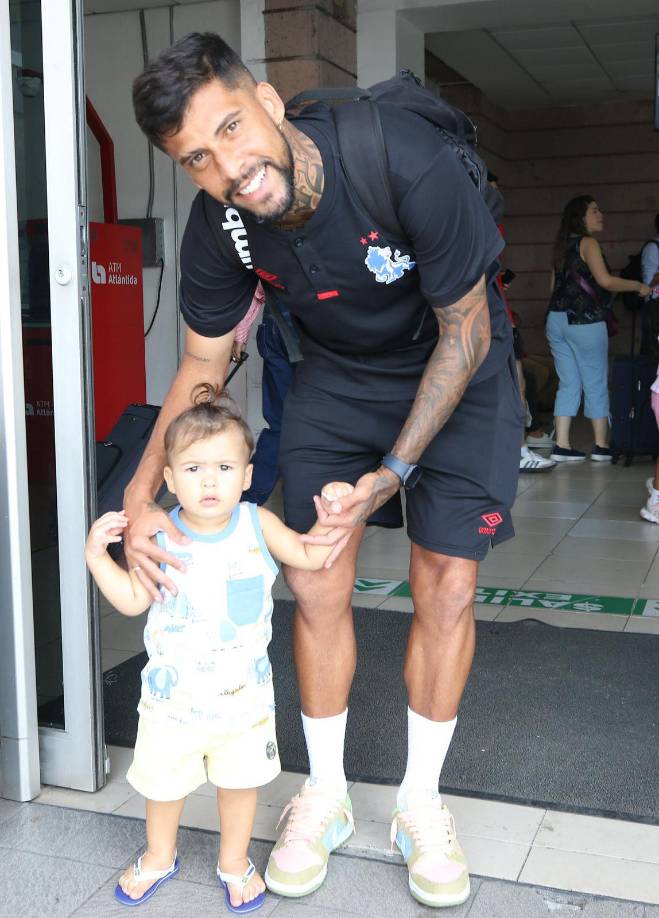 Gabriel Araújo en compañía de una pequeña con la que se mostró muy feliz en el aeropuerto. 