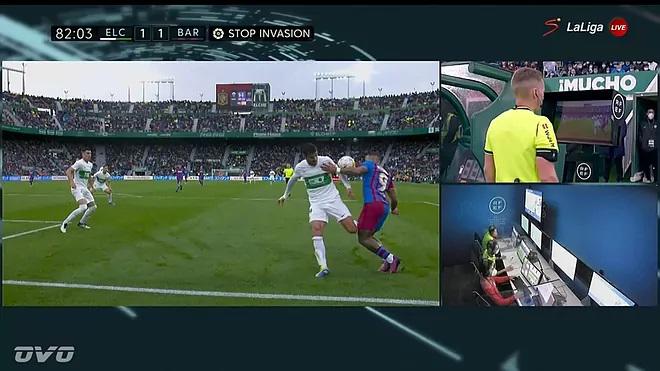 El árbitro Hernández Hernández se auxilió con el VAR y sancionó una falta penal a favor del Barcelona.