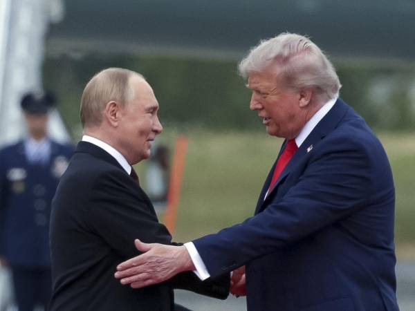 El presidente de Estados Unidos, Donald Trump (D), recibe al presidente de Rusia, Vladimir Putin, durante su encuentro para negociar en la Base Conjunta Elmendorf-Richardson en Anchorage, Alaska, EE. UU.,