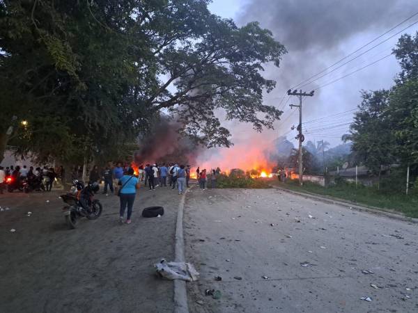 Protesta de pobladores de El Carmen y El Ocotillo, en San Pedro Sula.