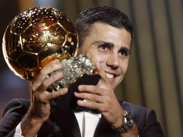 Rodri, futbolista del Manchester City se queda con el Balón de Oro 2024.