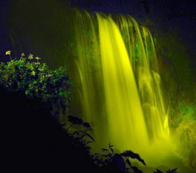 En algunos momentos del año, las cataratas son iluminadas para ofrecer un espectáculo imborrable para los turistas.
