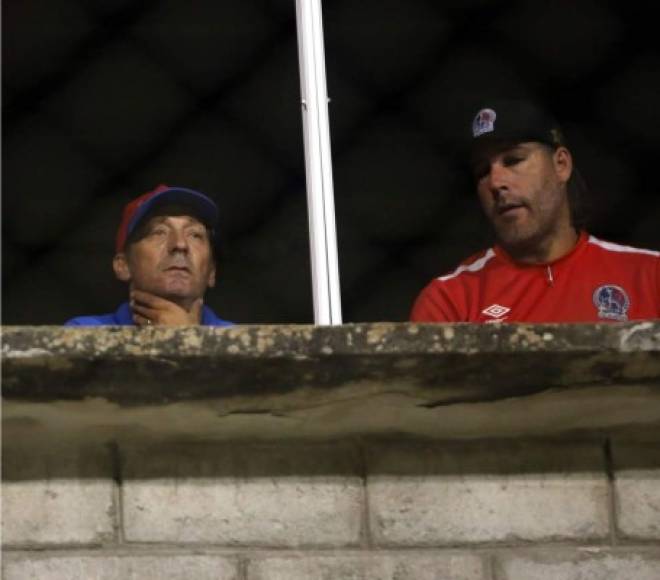 Pedro Troglio y Gustavo Reggi viendo el partido contra el Platense.