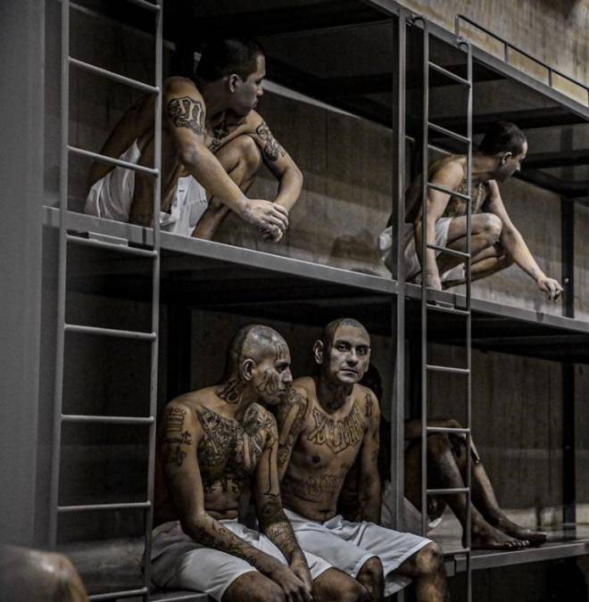 Así son las celdas en las que están recluidos miles de supuestos pandilleros en El Salvador