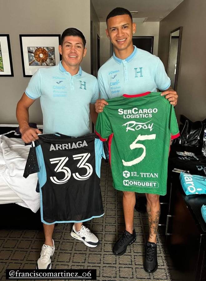Francisco Martínez y Kervin Arriaga intercambiaron camisetas del Marathón y Minnesota United respectivamente.