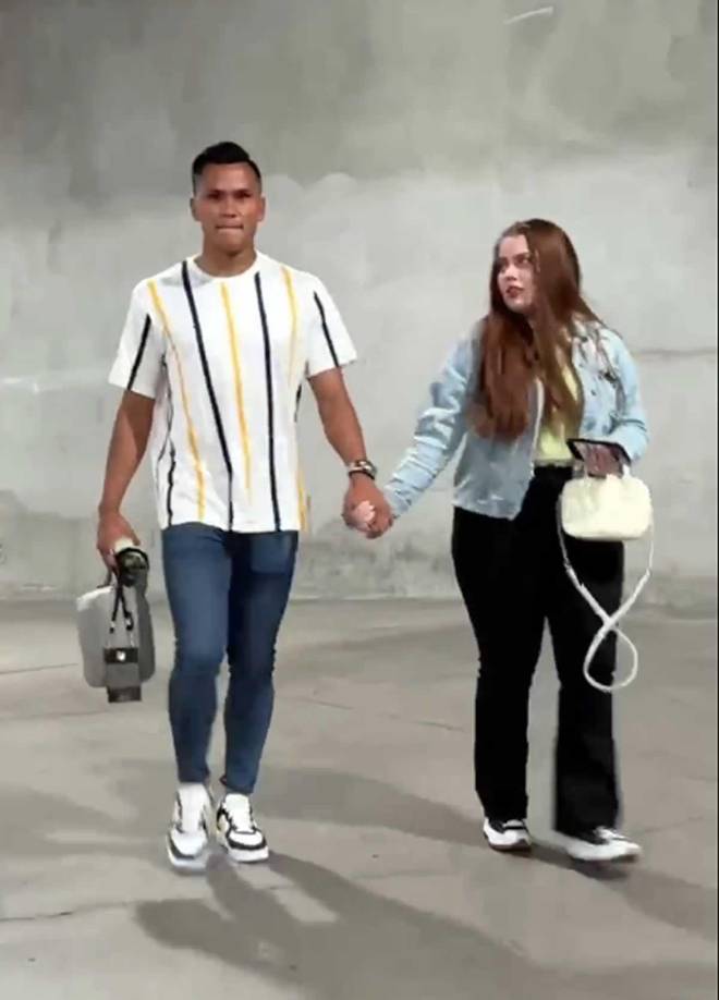El futbolista hondureño Denil Maldonado llegando al BMO Stadium junto a su esposa Iving Bruni. El defensa se quedó en el banco de suplentes, no jugó ni un minuto.