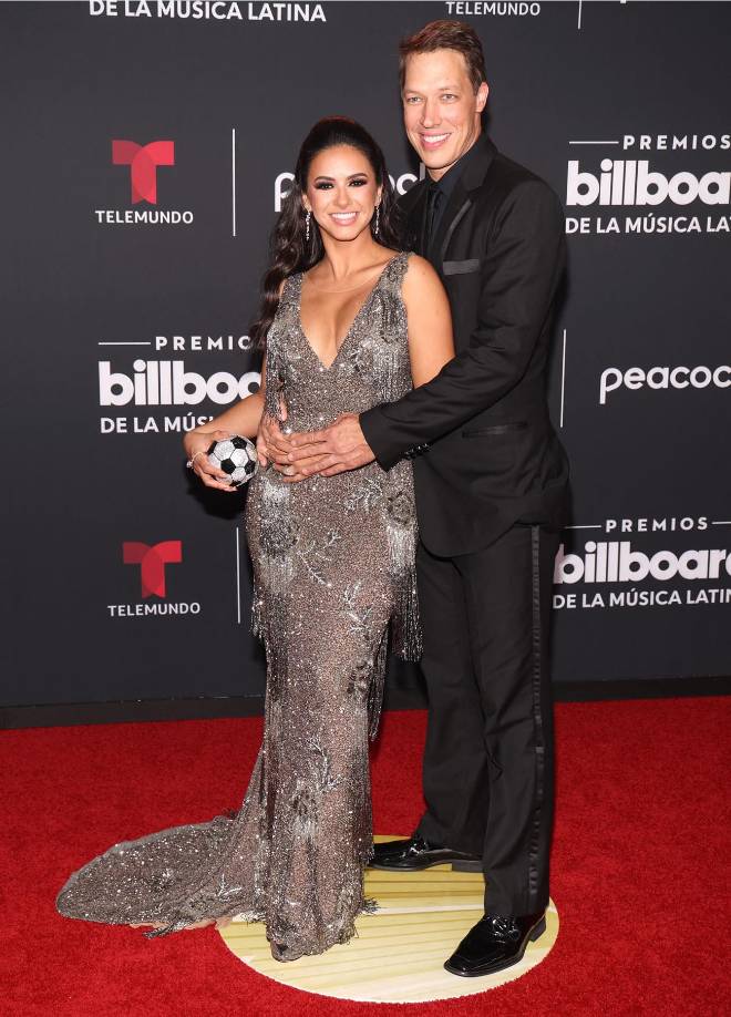 La hondureña de 37 años fue acompañada en la alfombra roja por su esposo Joshua Jurka.