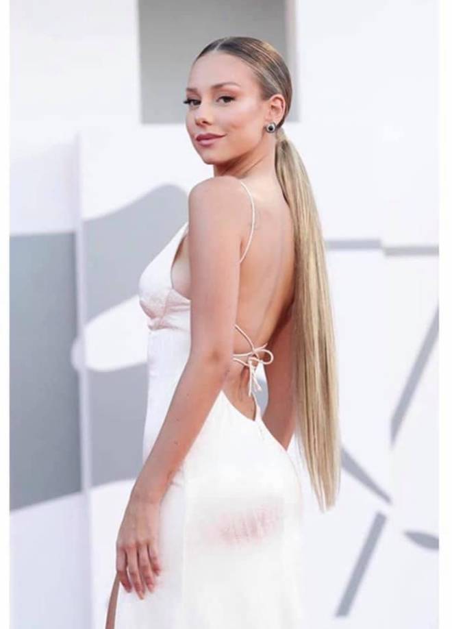 Ester desde los dieciséis años realizó cursos de interpretación. Siendo aún una adolescente, fue ganadora de los Premios de Teatro en la categoría de Mejor Actriz otorgados por la Comunidad de Madrid en 2013 y 2015.