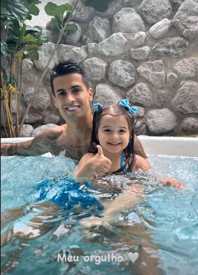 Joao Cancelo, lateral del Barcelona, optó por pasar estas fechas cerca de sus seres queridos. En especial, junto a su hija con la que celebró su cumpleaños.
