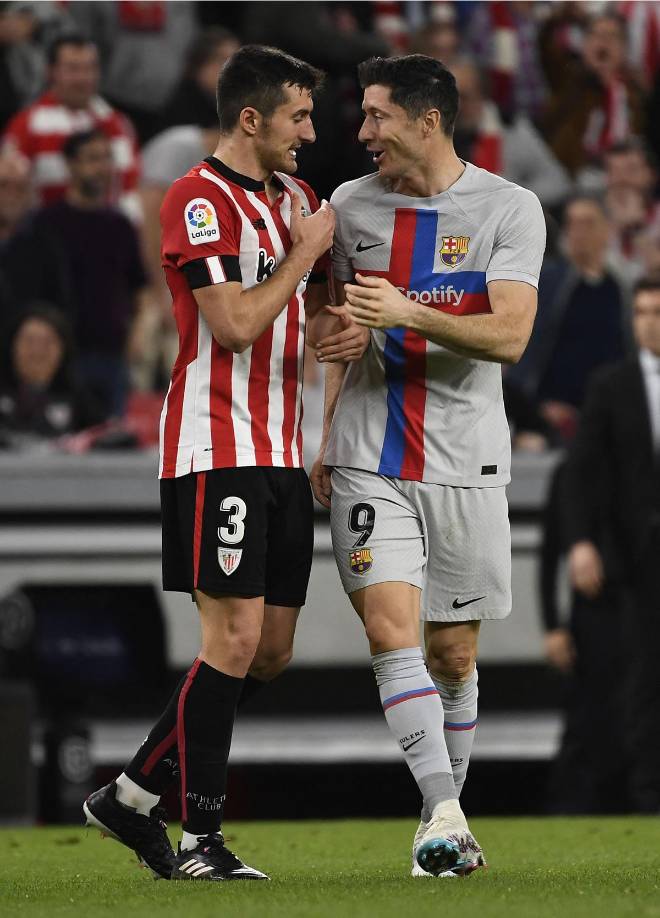 Robert Lewandowski y Dani Vivian charlando tras el gol anulado al Athletic Club de Bilbao.