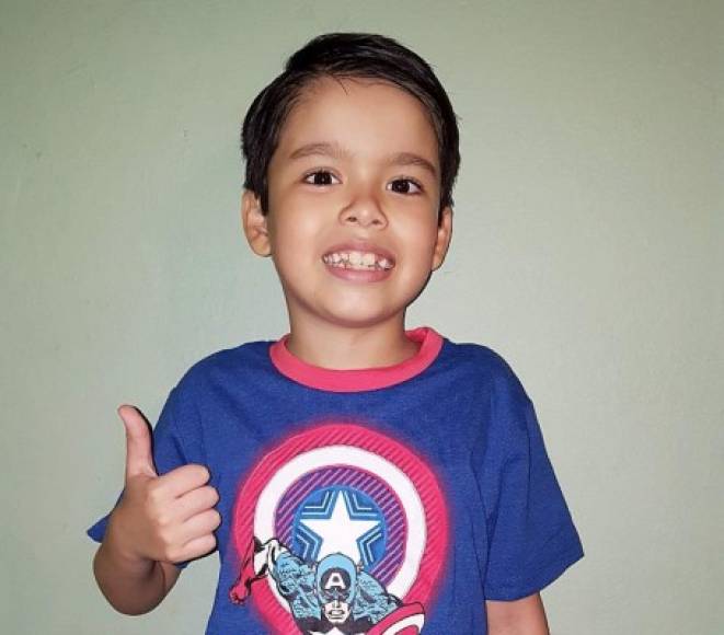 Este pequeñito es Alessandro Ríos (9), quiere ser súper héroe cuando sea grande. Les envía saludos desde San Pedro Sula.