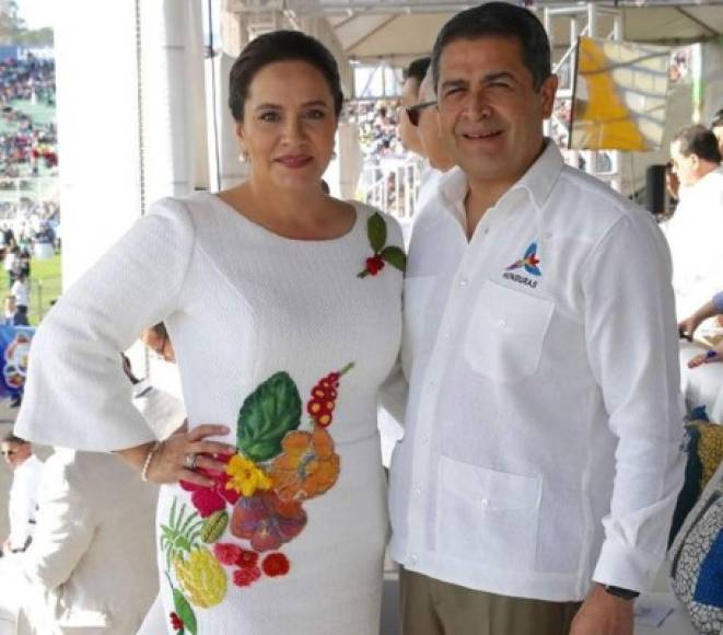El diseñador hondureño también vistió a la primera dama en los desfiles del 15 de septiembre de 2014.