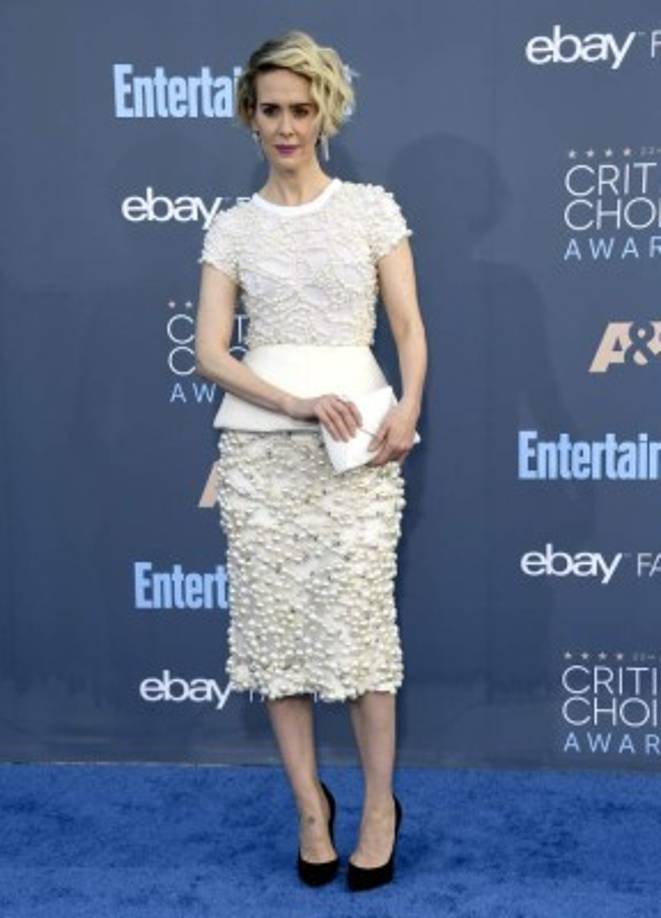 Sarah Paulson, con un vestido off white de dos piezas de Vera Wang.