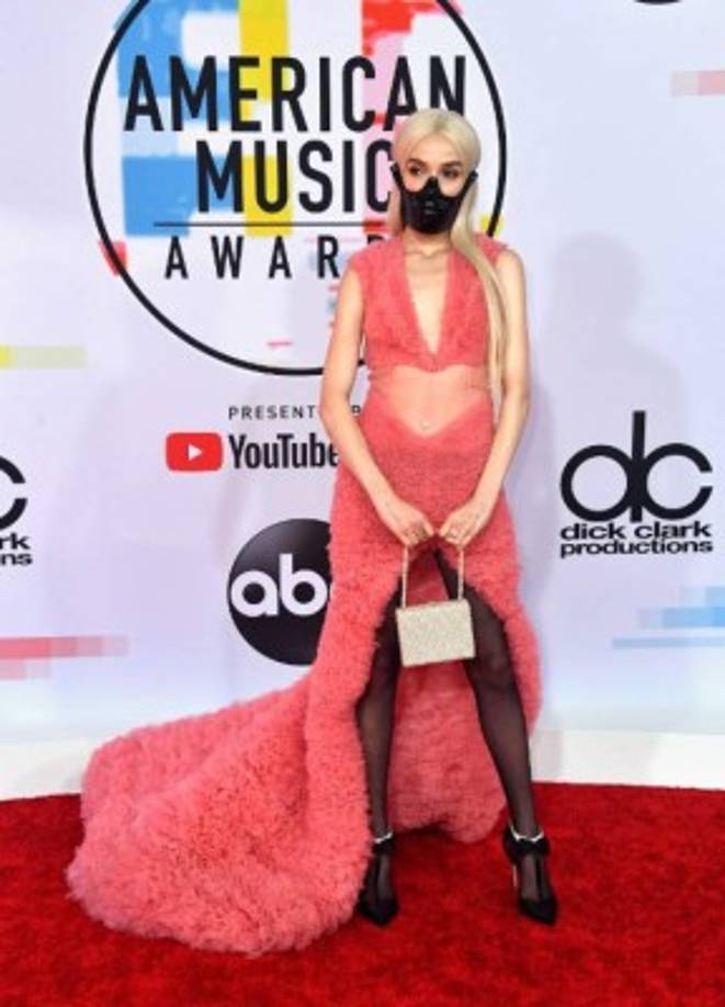 Moriah Rose Pereira, más conocida como Poppy, es una cantante, compositora y youtuber estadounidense. <br/>En su paso por la alfombra dejó a todos atónitos al llegar con una mascara negra que le cubría la boca, muy parecida a la que usaba el famoso personaje de la saga de Star Wars: Darth Vader.<br/><br/>Sin duda que se robó los reflectores...Aunque no por una buena razón.