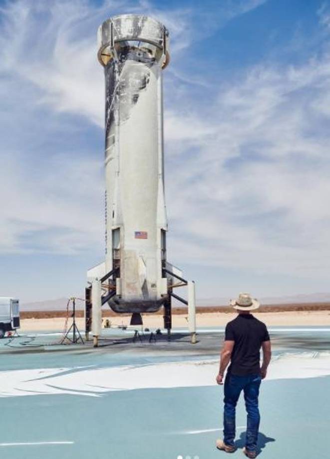 Bezos, de 57 años, que cumplió su sueño de viajar al espacio a bordo de la nave New Shepard, fabricada por Blue Origin, una empresa de su propiedad fundada en 2000, lidera la carrera espacial junto a Musk destinando gran parte de su fortuna Blue Origin.