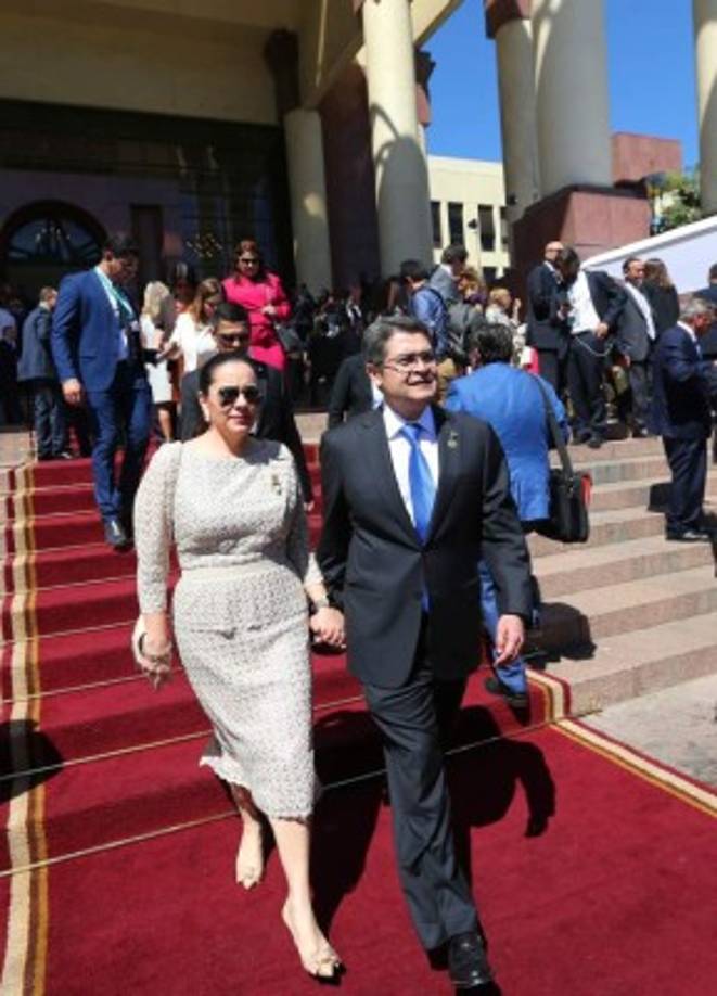 El elegante atuendo de la primera dama está firmado por el diseñador hondureño de alta costura, Roberto Ramírez, uno de los favoritos de la esposa de Hernández.