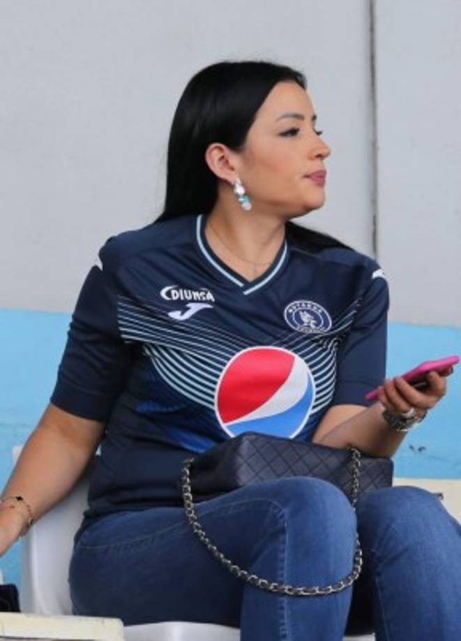 La siempre bella Virginia Varela, esposa de Emilio Izaguirre, en el estadio Nacional apoyando a su pareja ante la UPN.