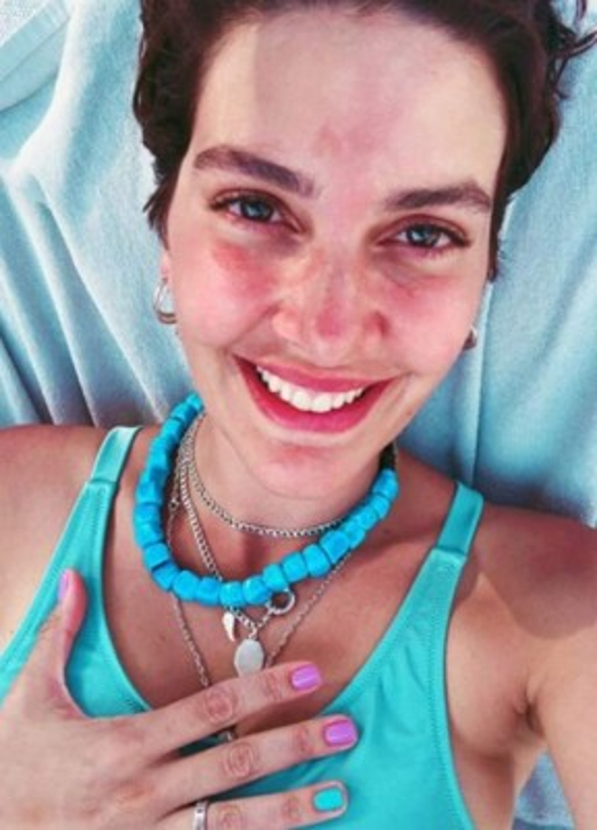 La actriz de 37 años sigue participando de forma muy activa en distintos proyectos de cine y telenovelas. Su último papel fue el de 'Azize' en la serie 'Vatanım Sensin' (2016-2018).